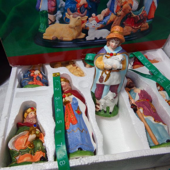 11pc nativity set Porcelain figurines on wood base by International Bazaar EUC - Picture 3 of 14